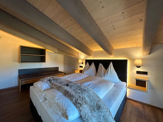 Kuschelige Schlafzimmer mit Sichtdachstuhl